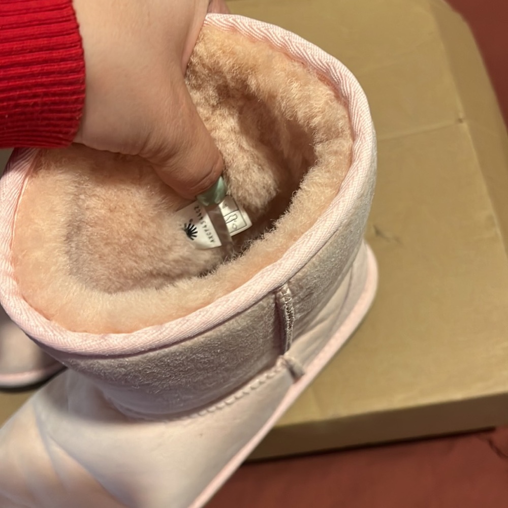 Barely used uggs boots - Picture 3 of 4